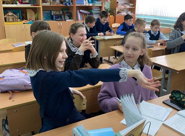 В нашей школе неделя начинается с классного часа «Разговоры о важном», посвященного самым различным темам, волнующим современных ребят..